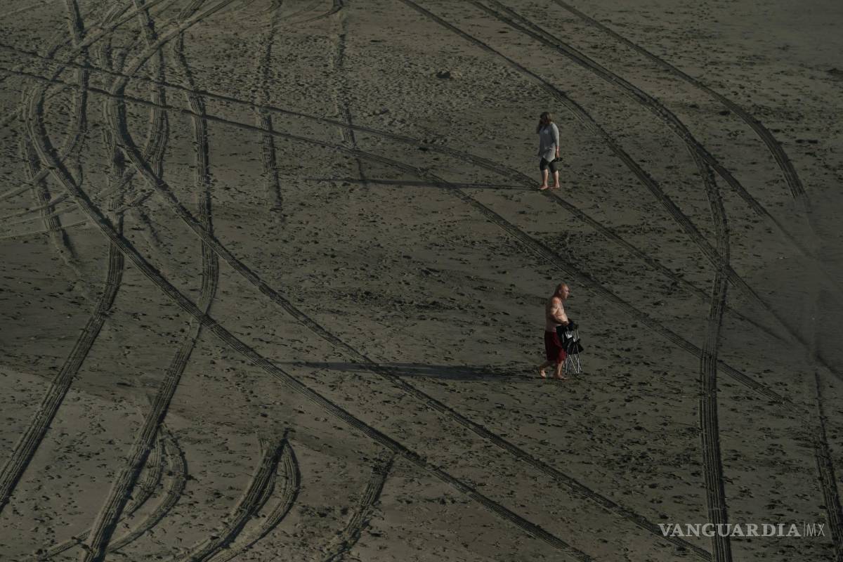 $!La gente camina en Ocean Beach en San Francisco. Los suicidios en EU aumentaron constantemente desde principios de la década de los 2000 hasta 2018.
