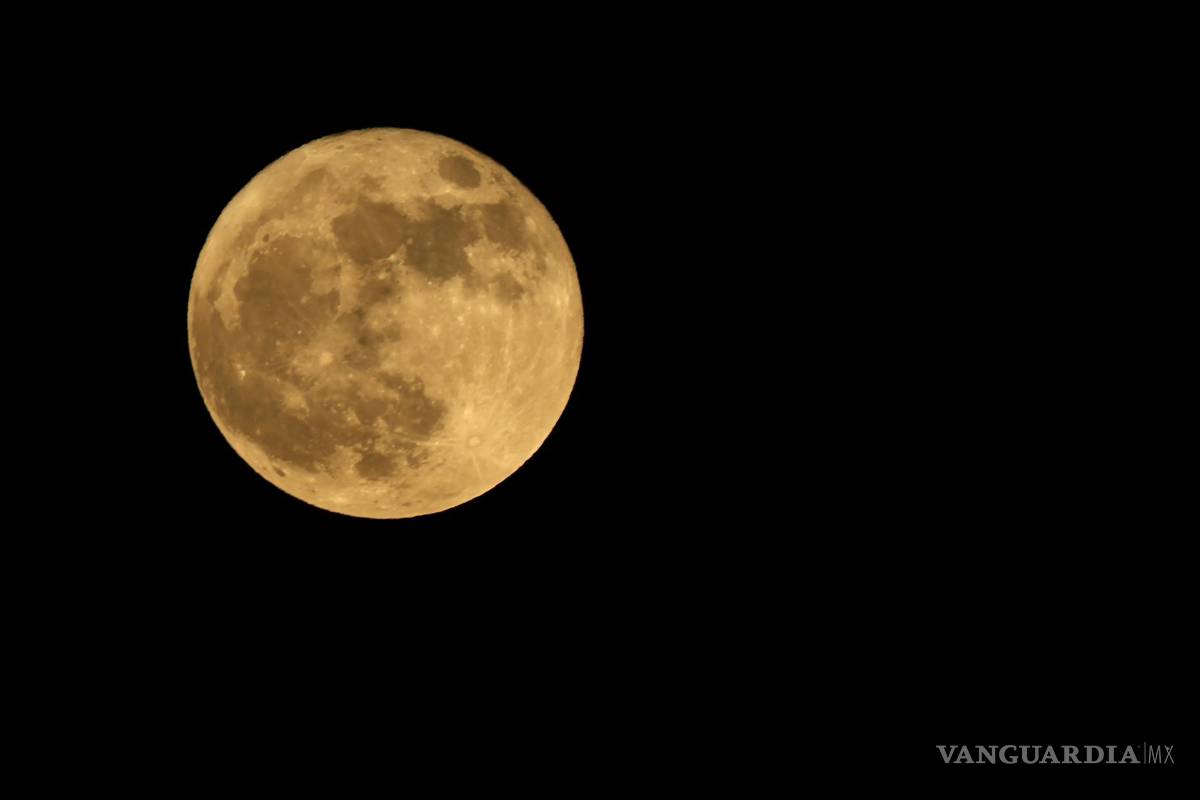$!La luna llena de fresas se eleva sobre la ciudad de Gaza. Durante un fenómeno conocido como la “ Strawberry Moon”.
