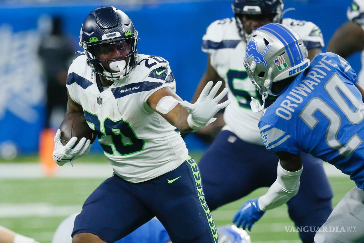 $!Rashaad Penny (20), corredor de Seahawks de Seattle, corre ante el intento de derribarlo del cornerback Amani Oruwariye, de los Lions de Detroit.