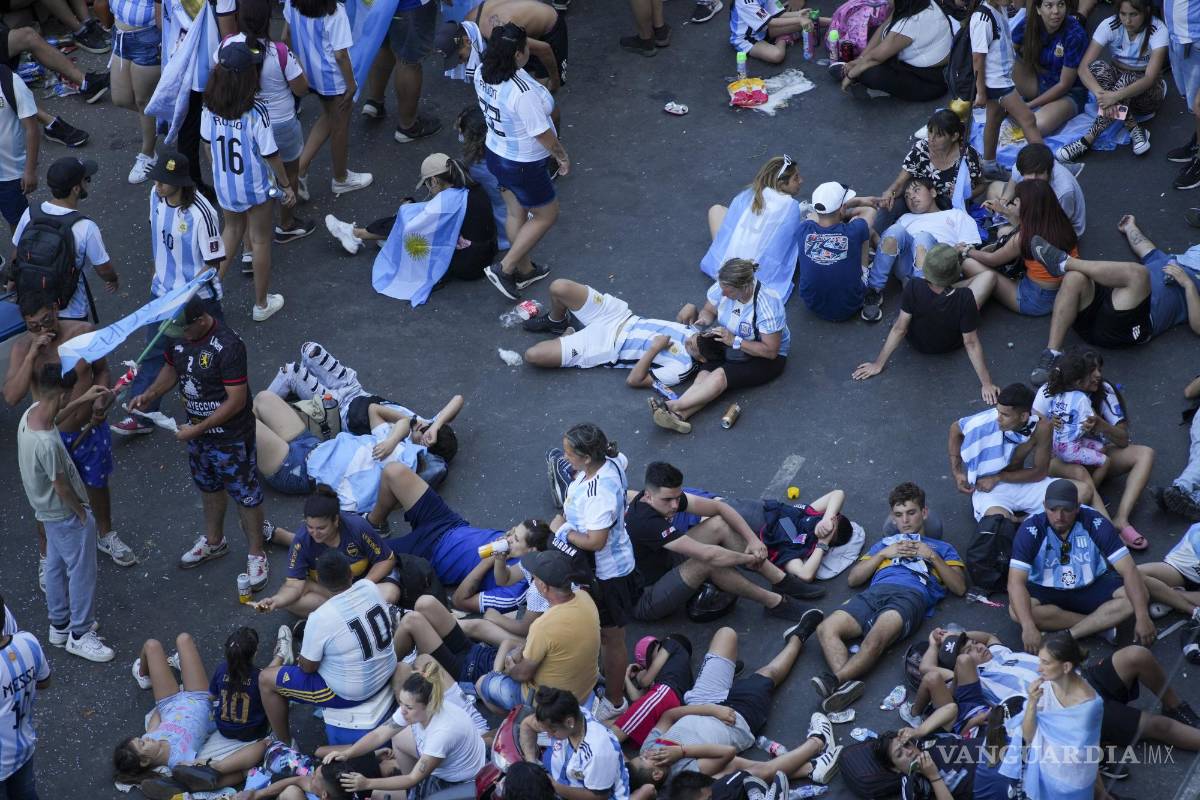 $!Fans esperan durante horas la llegada de los jugadores de la selección nacional de fútbol de Argentina, en el monumento del Obelisco en Buenos Aires, Argentina.