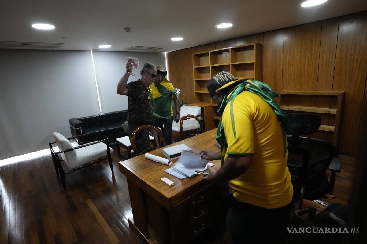$!Los manifestantes, partidarios del expresidente de Brasil, Jair Bolsonaro, revisan papeles en un escritorio después de asaltar el Palacio Planalto en Brasilia, Brasil.