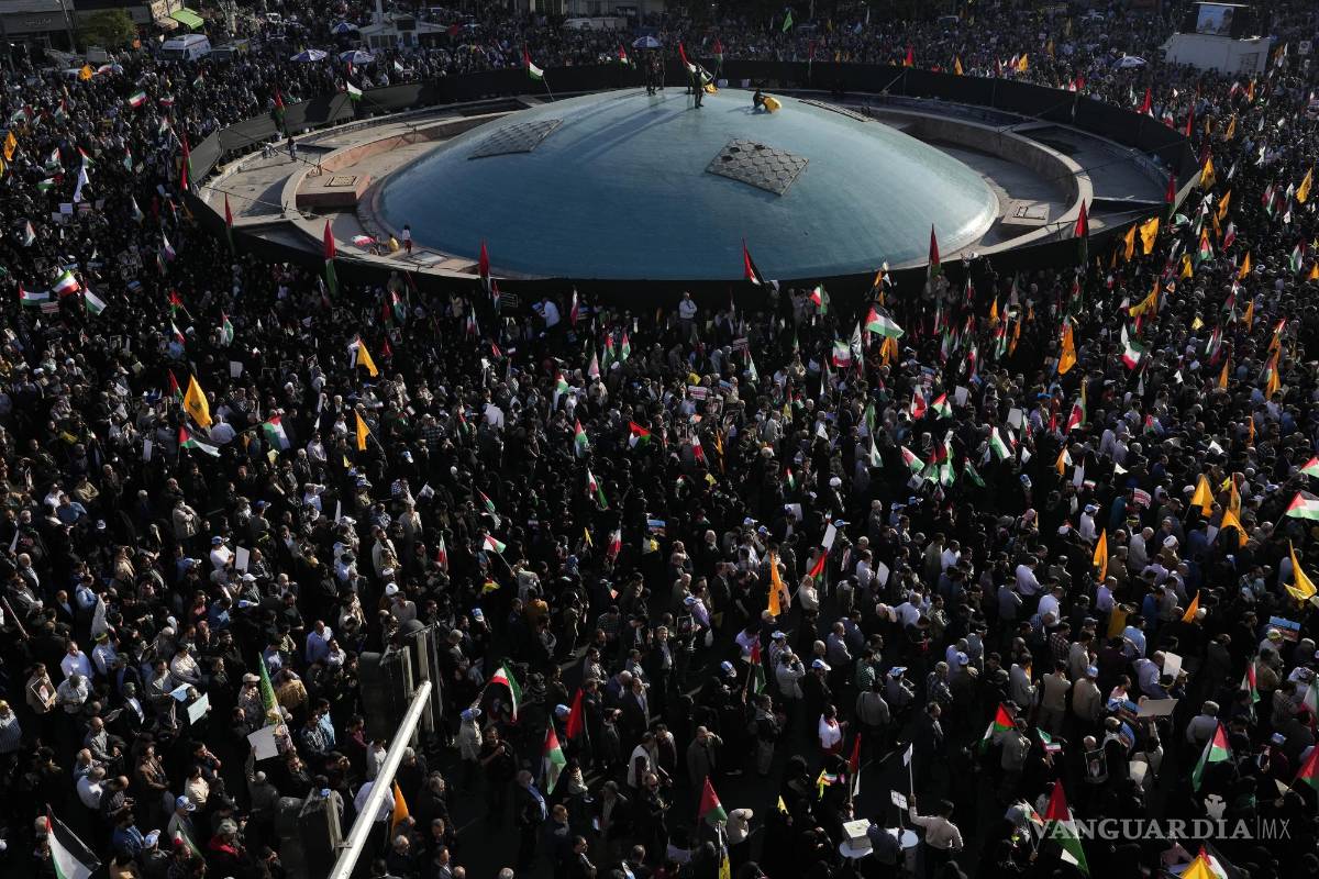 $!Manifestantes iraníes asisten a una manifestación antiisraelí en la plaza Enqelab-e-Eslami (Revolución Islámica). en Teherán, Irán.
