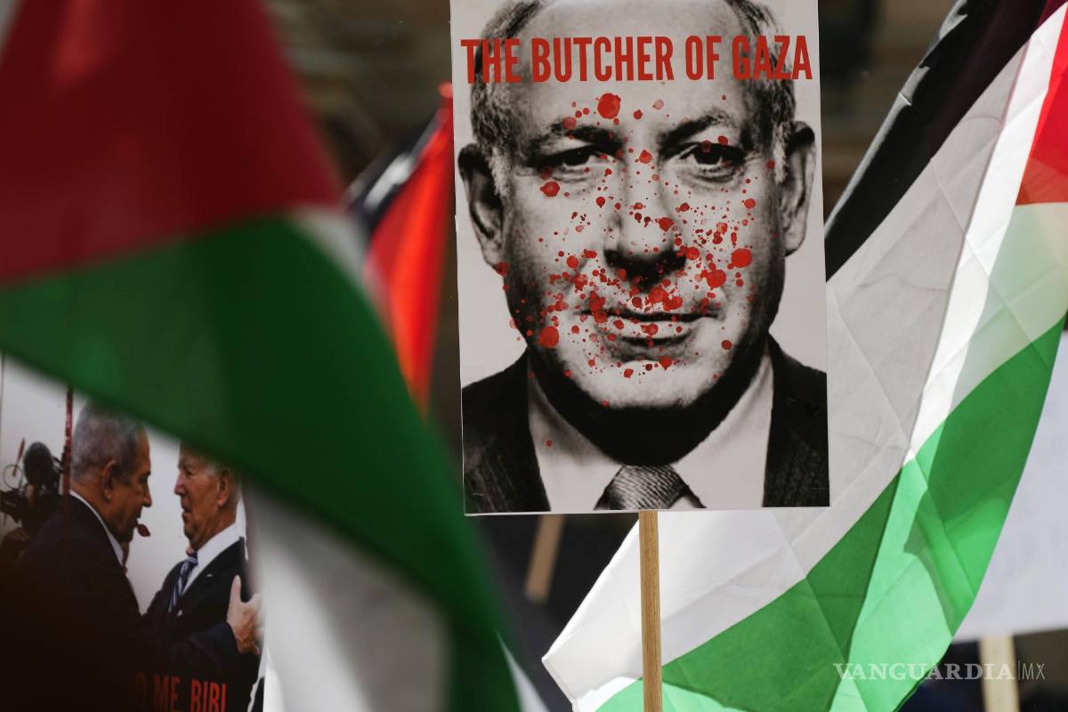 $!Carteles de Benjamin Netanyahu, y Joe Biden, entre banderas palestinas en una manifestación pro palestina en Sydney, el 21 de octubre de 2023.