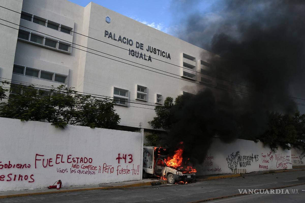 Normalistas queman camioneta en Palacio de Justicia de Iguala