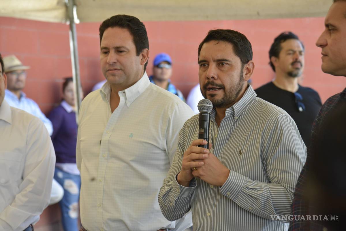 $!El director de Obras Públicas, Antonio Nerio, explica los detalles de la pavimentación y las futuras mejoras en la colonia Miravalle, tras la finalización de la obra.