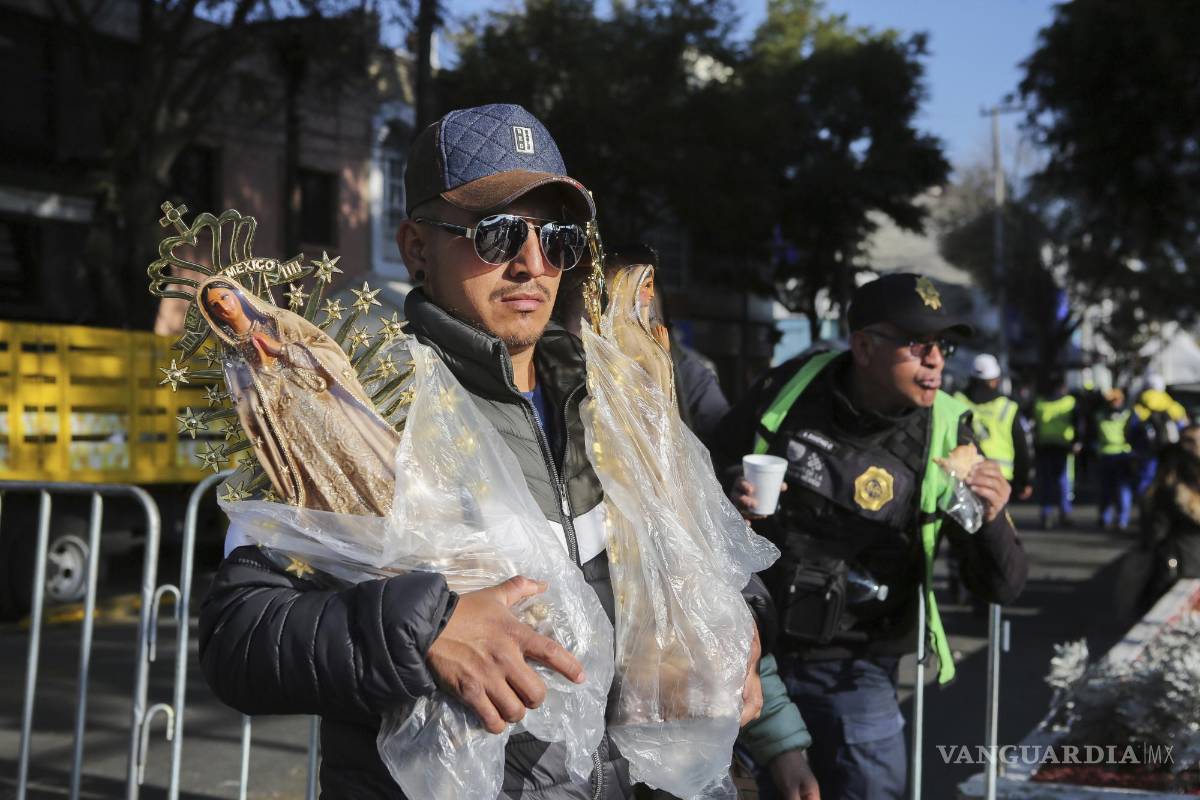 $!Devotos de la Virgen de Guadalupe caminan a la Basílica para dar gracias o adorar el día antes de su fiesta en la Ciudad de México.