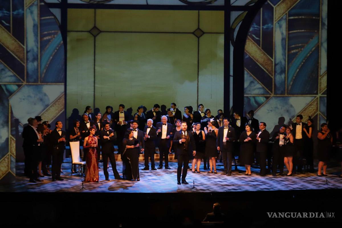 $!El ensamble se complementó con la presencia de dos cantantes invitados.