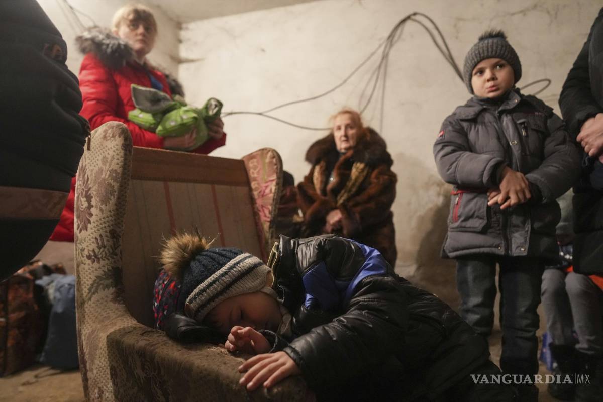 Ante el asedio ruso, ucranianos buscas refugio en el metro y en sótanos