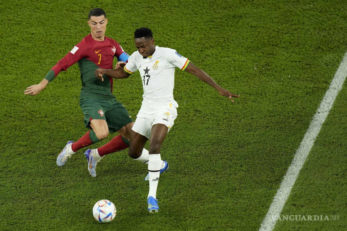 $!Cristiano Ronaldo en disputa por el balón ante Abdul Rahman Baba.