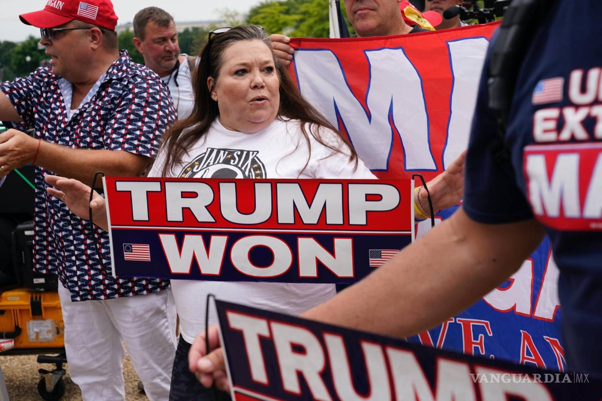 $!Partidarios del expresidente Donald Trump se reúnen en el Palacio de Justicia Federal de Estados Unidos en Washington.