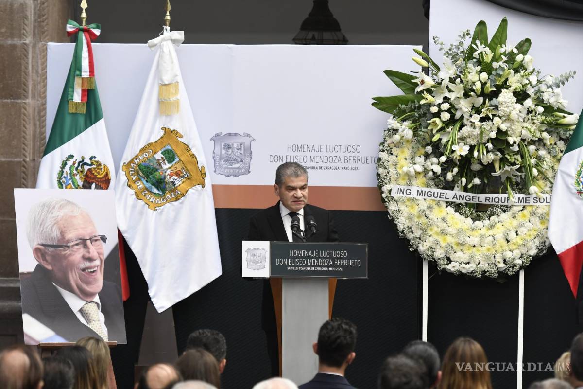 $!Saltillo, Coah. Mex. 18 de mayo del 2022 Homenaje póstumo de cuerpo presente del Ex Gobernador Eliseo Mendoza en Palacio de Gobierno, que encabezaron el gobernador miguel Riquelme, el pdte de el poder judicial Miguel Mery, y Eduardo Olmos, representante del poder legislativo.