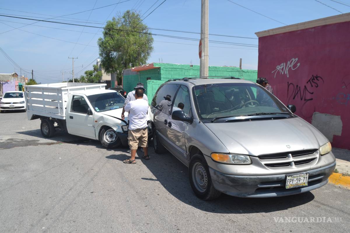 Choque en Saltillo deja tres vehículos afectados