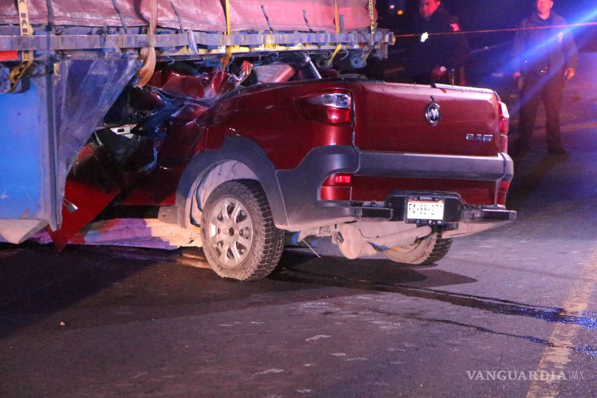 $!En Coahuila sigue prófugo el trailero que causó el accidente y la muerte de tres jóvenes trabajadores