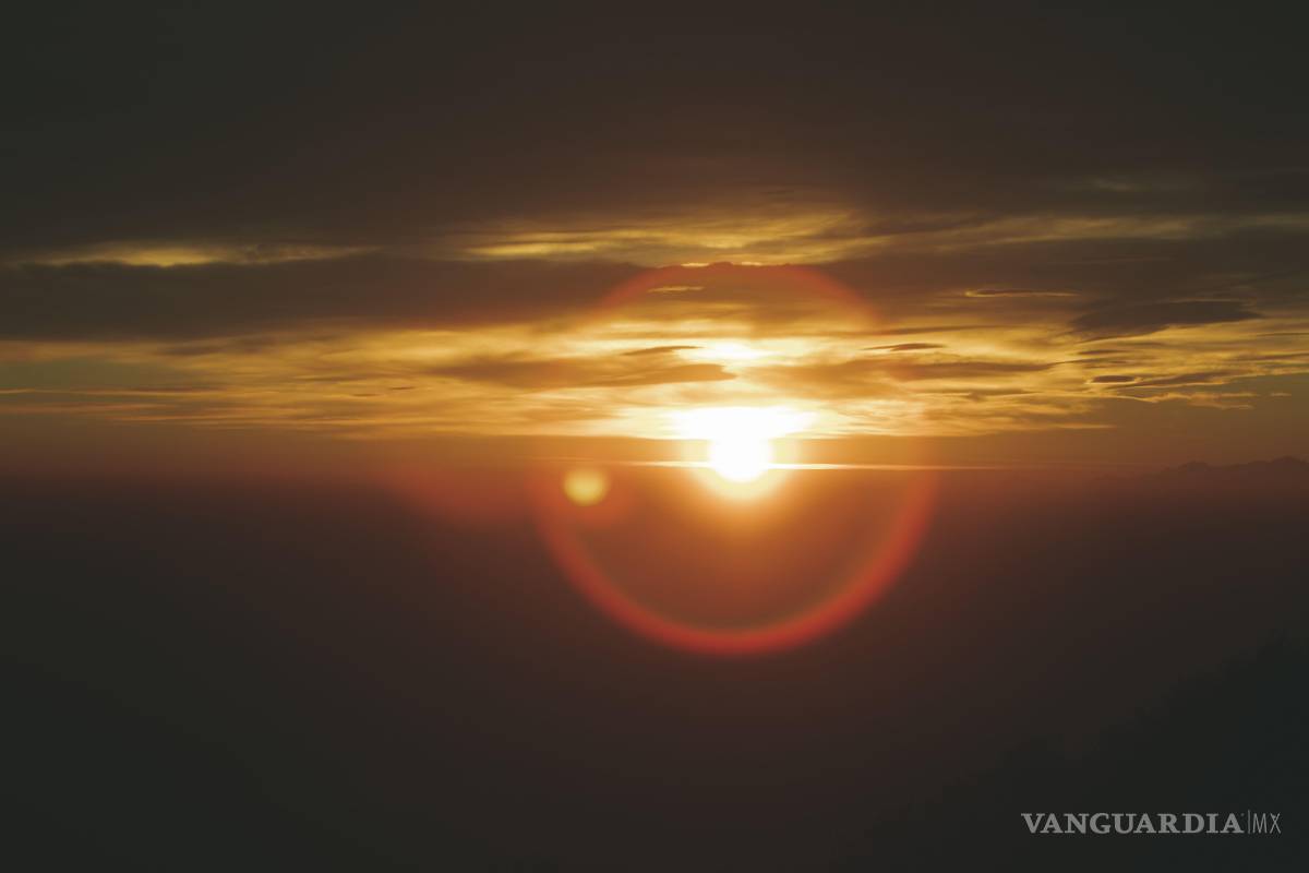 $!La atmósfera terrestre curva los rayos solares y retrasa el atardecer, manteniendo visible el último destello del borde del Sol incluso cuando este ya ha cruzado geométricamente la línea del horizonte. Este efecto óptico es el responsable de que la luz le gane minutos a la noche durante el equinoccio.