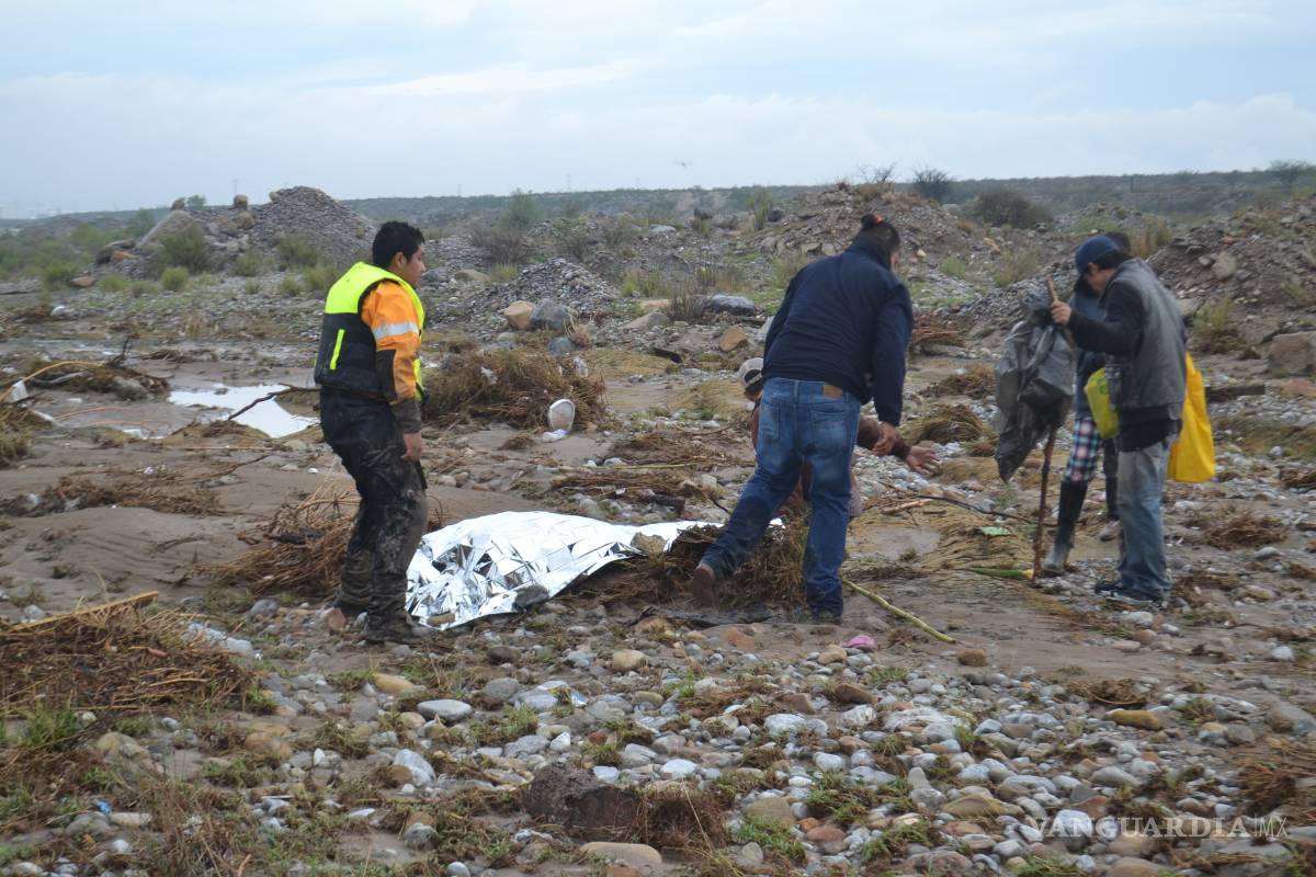 Familiares hallan sin vida a mujer jalada por la corriente en Arteaga