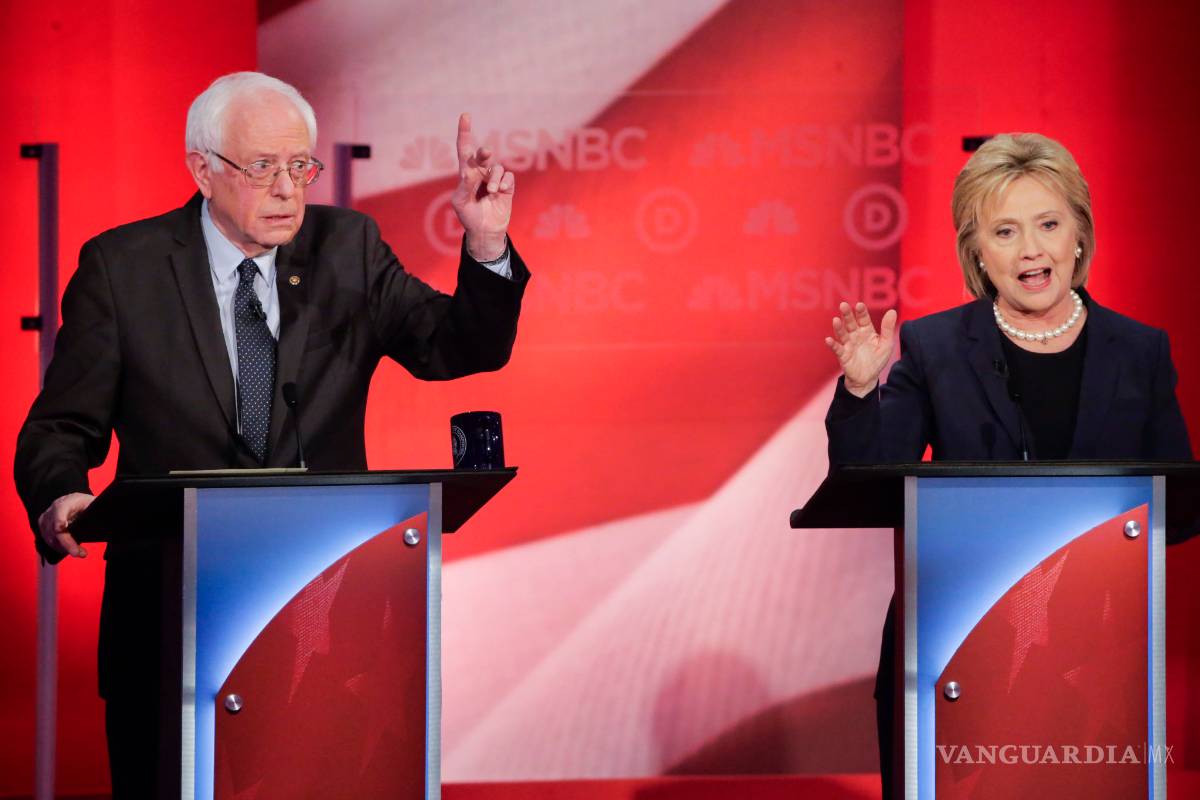 $!Clinton y Sanders se enzarzan en disputa por fecha para debate en Nueva York