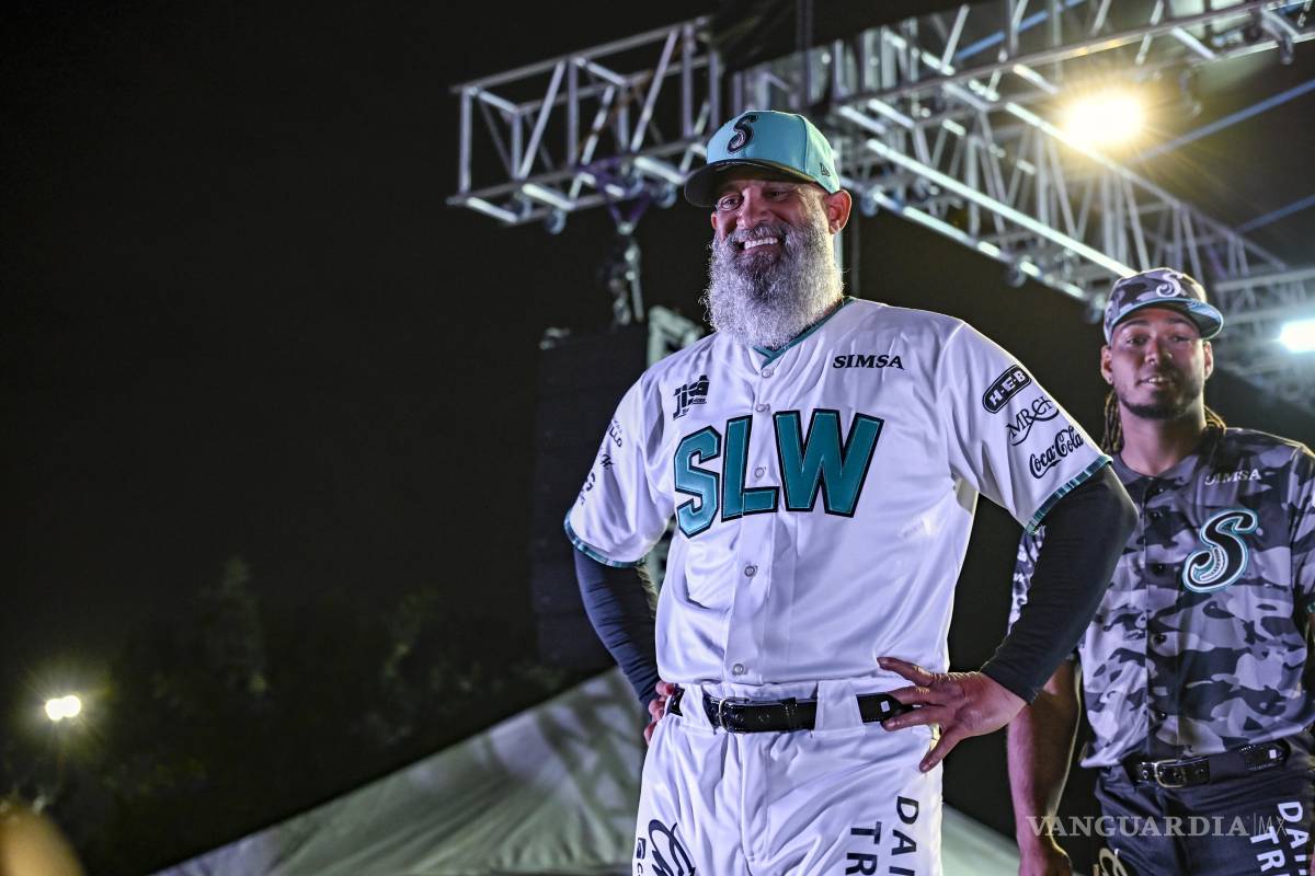 $!Mendy López vistiendo los colores de la nave verde durante la presentación de nuevos uniformes de Saraperos de Saltillo.