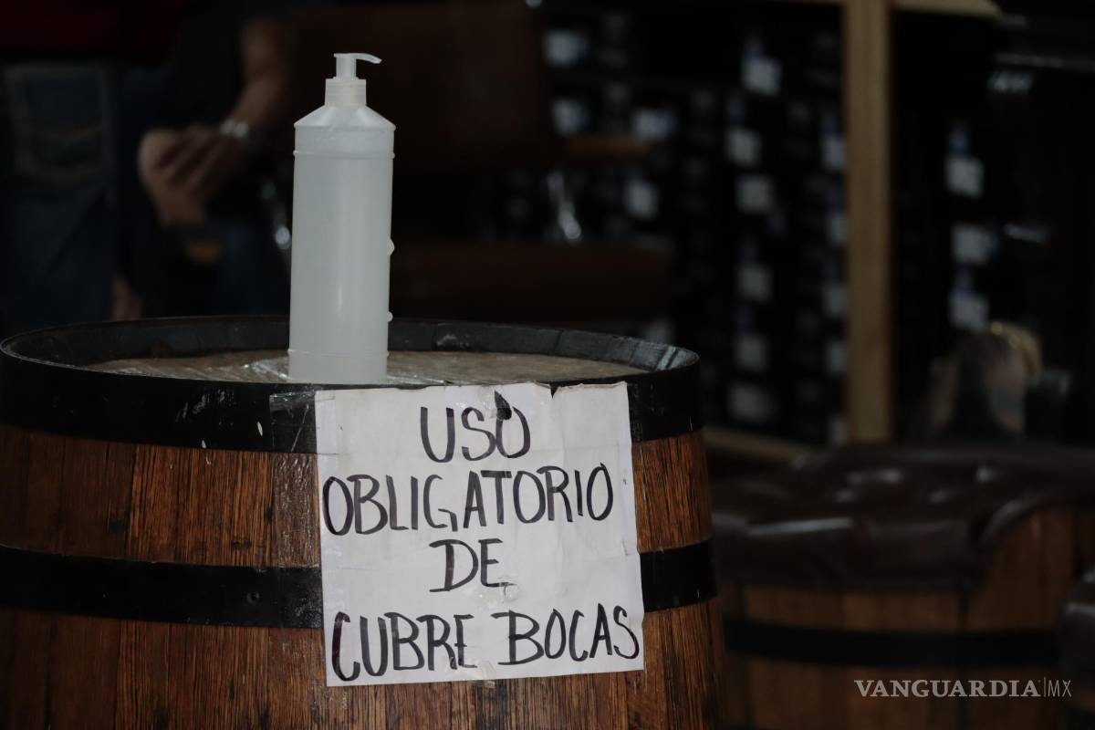 Aparadores exhiben medidas sanitarias, consumidores en Centro de Saltillo las pasan por alto