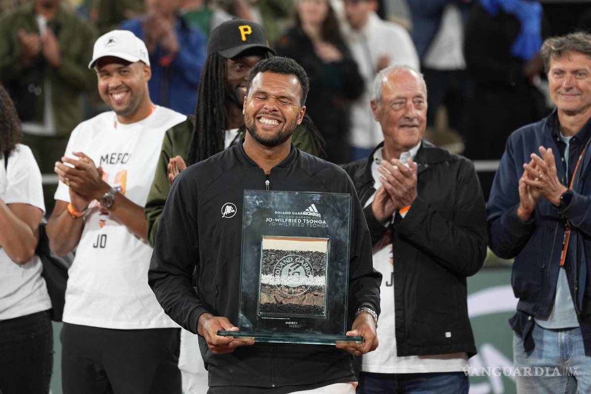 $!El francés Jo-Wilfried Tsonga recibe un trofeo que marca el final de su carrera después de perder ante el noruego Casper Ruud en Roland Garros.