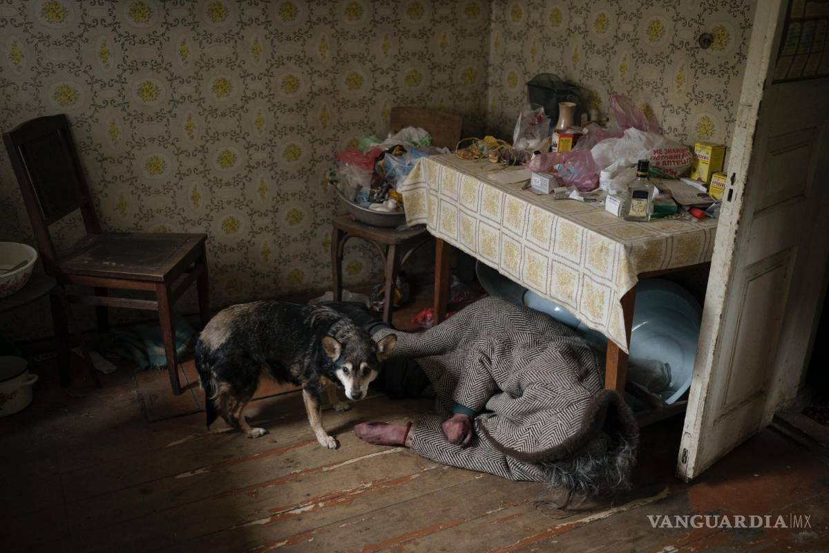 $!Un perro se ve junto al cuerpo de una anciana asesinada en una casa de Bucha, a las afueras de Kiev, Ucrania, el martes 5 de abril de 2022.