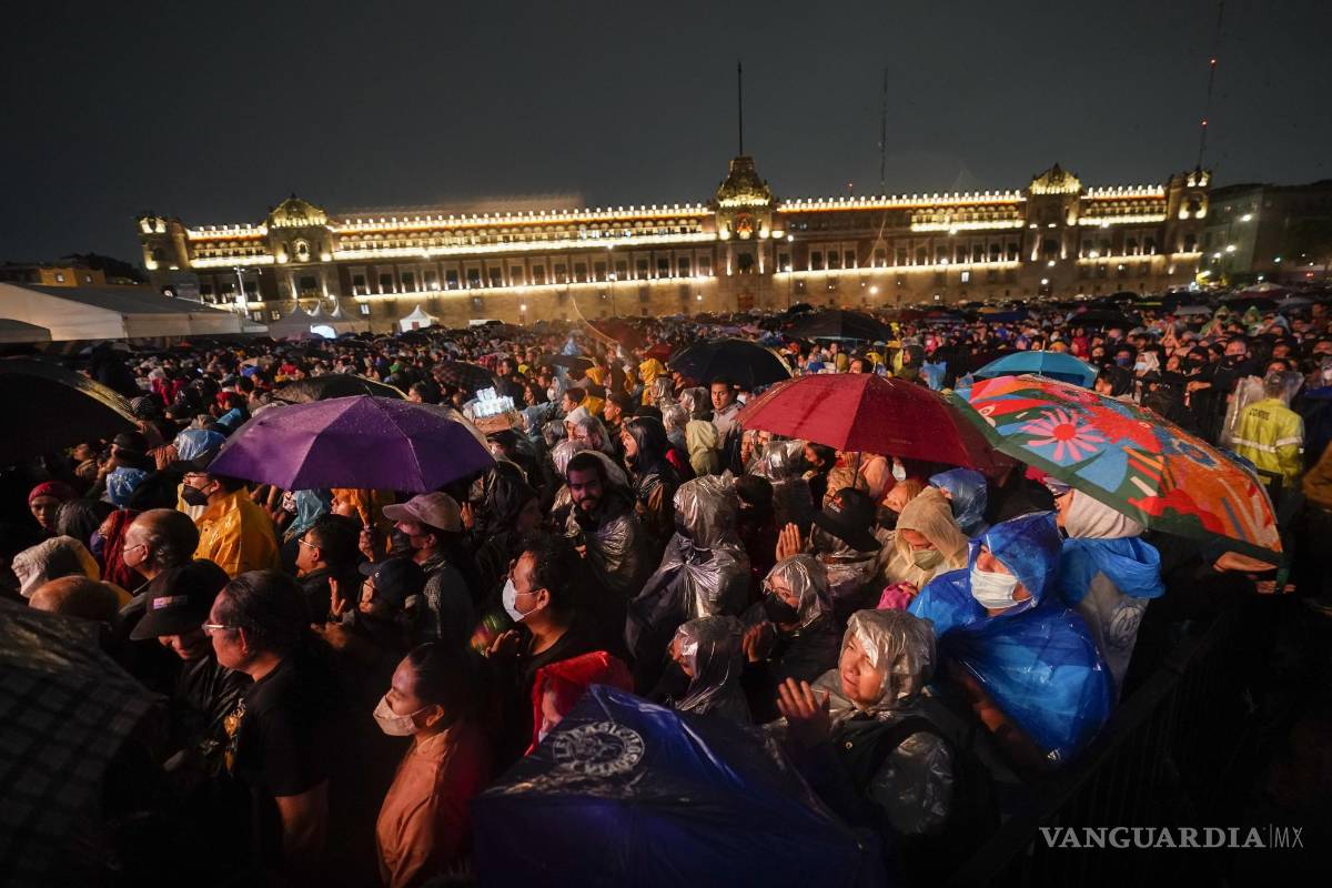 $!El público en el concierto gratuito del cantautor cubano Silvio Rodríguez en el Zócalo de la Ciudad de México.
