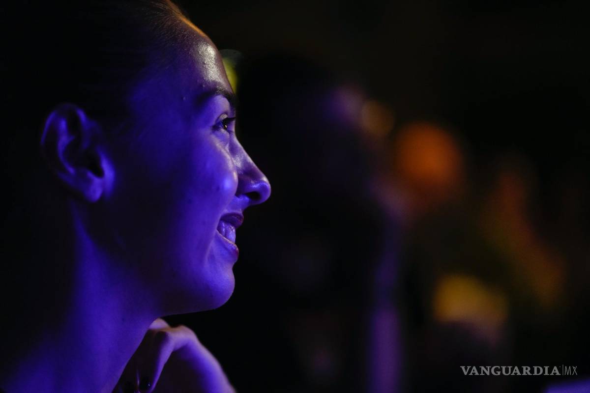 $!Una mujer en un espectáculo de comedia Kiev, Ucrania . La guerra en Ucrania no es ni remotamente graciosa, pero los ucranianos están aprendiendo a reírse.