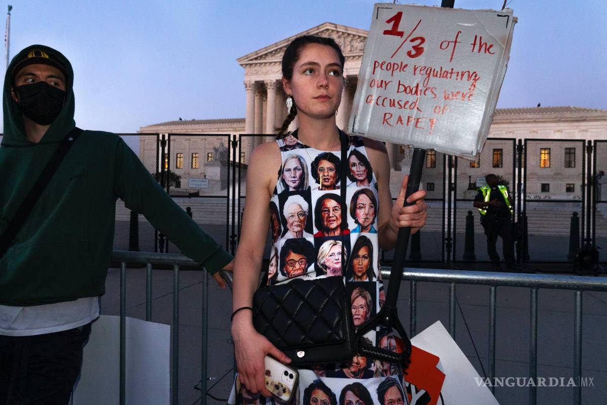 $!Una mujer protesta por el derecho al aborto mientras usa un vestido con rostros de mujeres demócratas famosas en Washington.