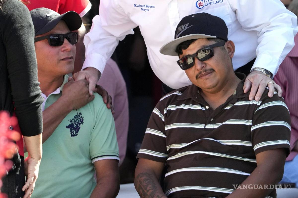 $!Wilson García, a la derecha, se consuela durante una vigilia por su hijo, Daniel Enrique Laso, de 9 años en Cleveland, Texas.