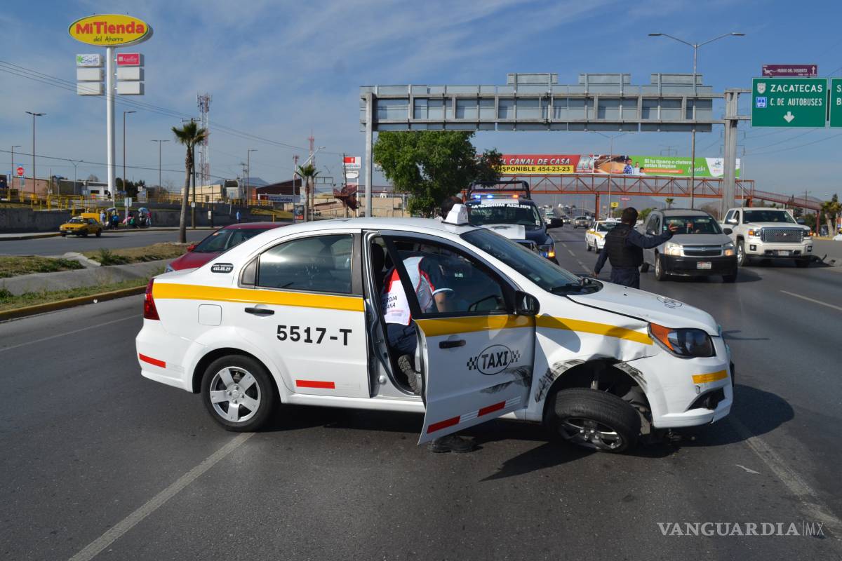 Mujer taxista provoca choque, culpa a trailero