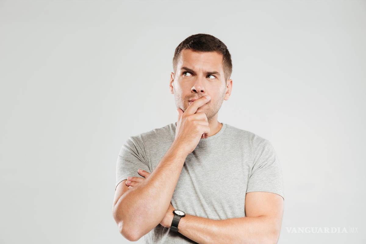 $!Hombre joven en actitud dubitativa.