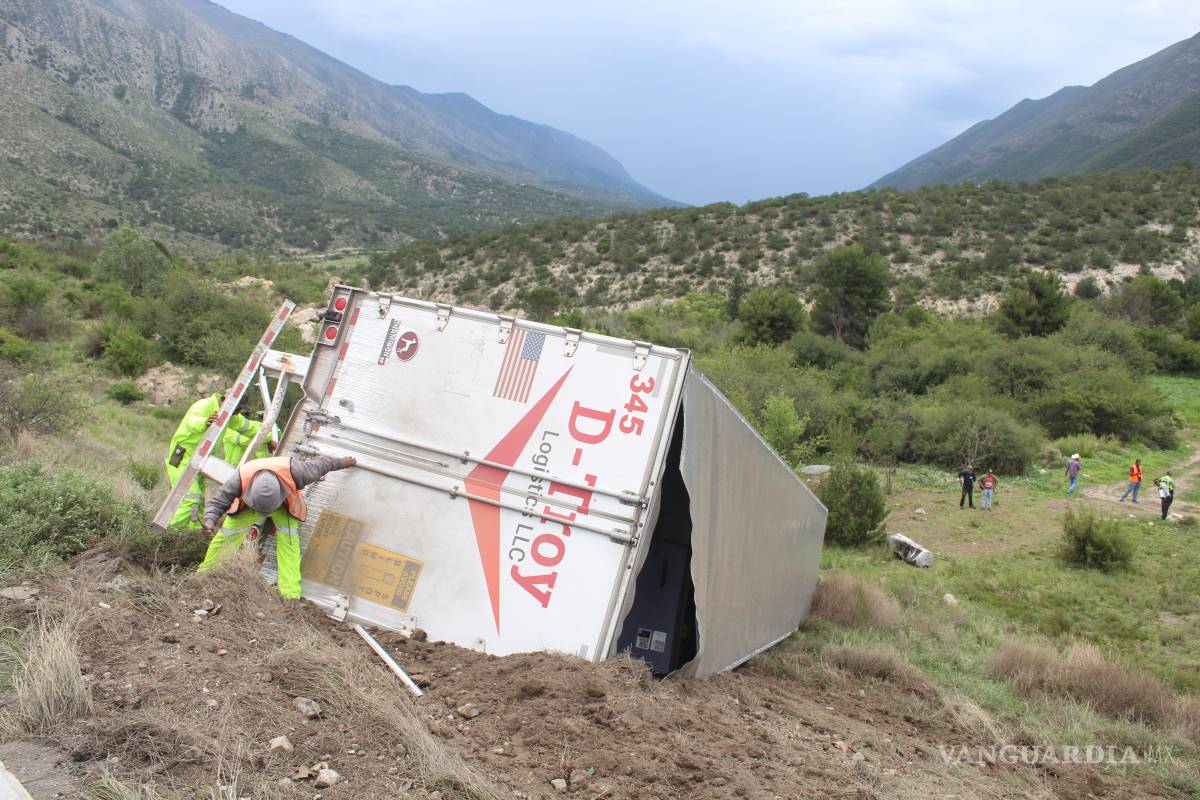 Tráiler cae 60 metros en la carretera 57, en Los Chorros; conductor resulta herido