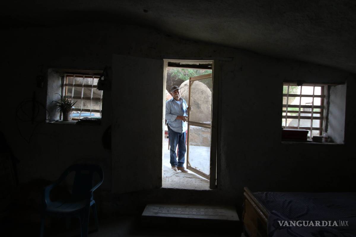 $!Conoce la sorprendente historia de Don Benito, el hombre que habita una casa de Piedra en el desierto coahuilense
