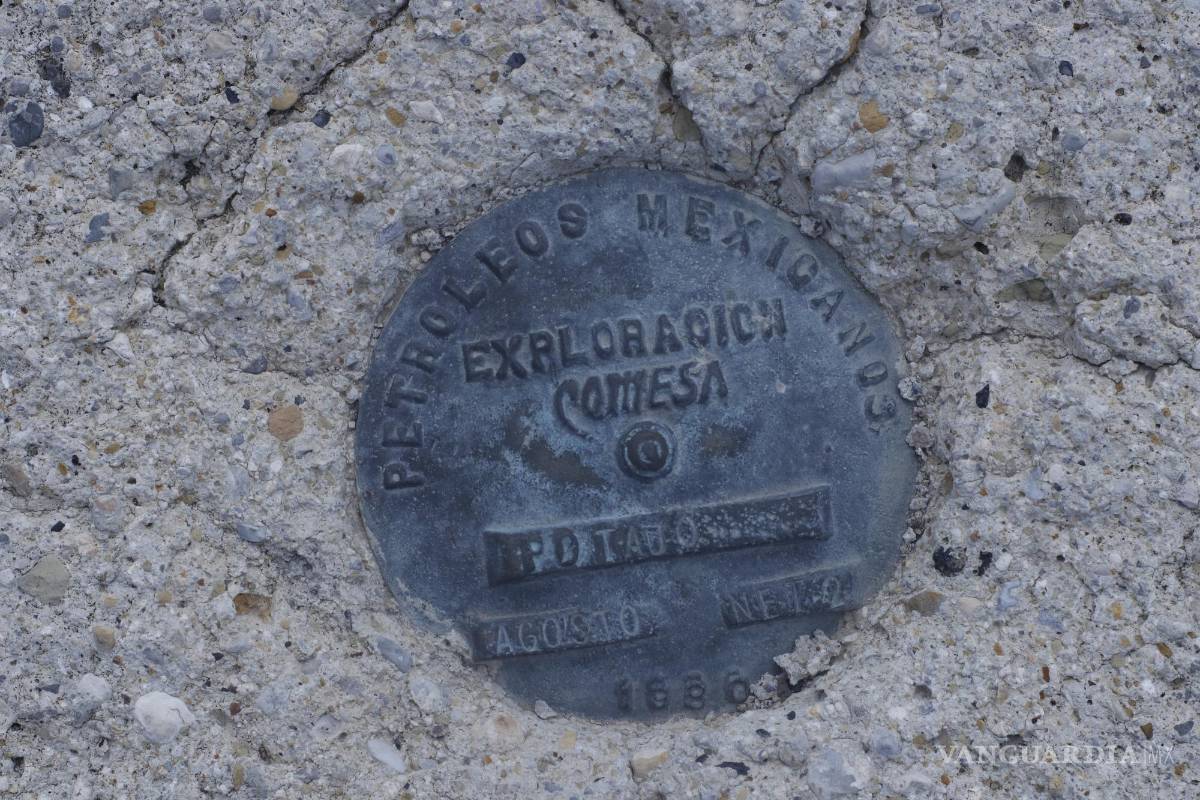 $!En el centro de la cima del volcán hay una placa de Pemex que data de 1980. Se dice que en esta área hay presencia de gas y petróleo.