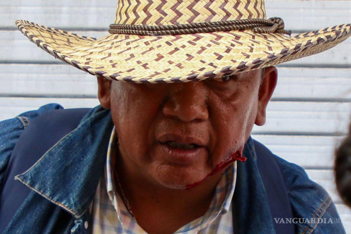 $!Maestros de la CNTE marcharon del Ángel de la Independencia rumbo al Zócalo, en donde pretenden instalarse en plantón, sin embargo, un copioso operativo de elementos de la SSC CDMX impido su paso con vallas metánicas.