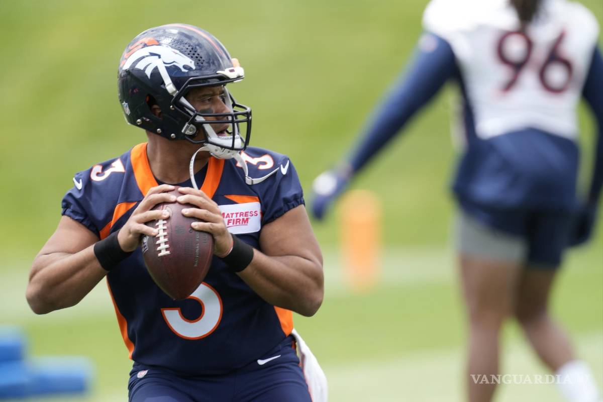 $!El mariscal de campo de los Denver Broncos, Russell Wilson, participa en ejercicios el martes 31 de mayo de 2022 en la sede del equipo en Centennial, Colorado.