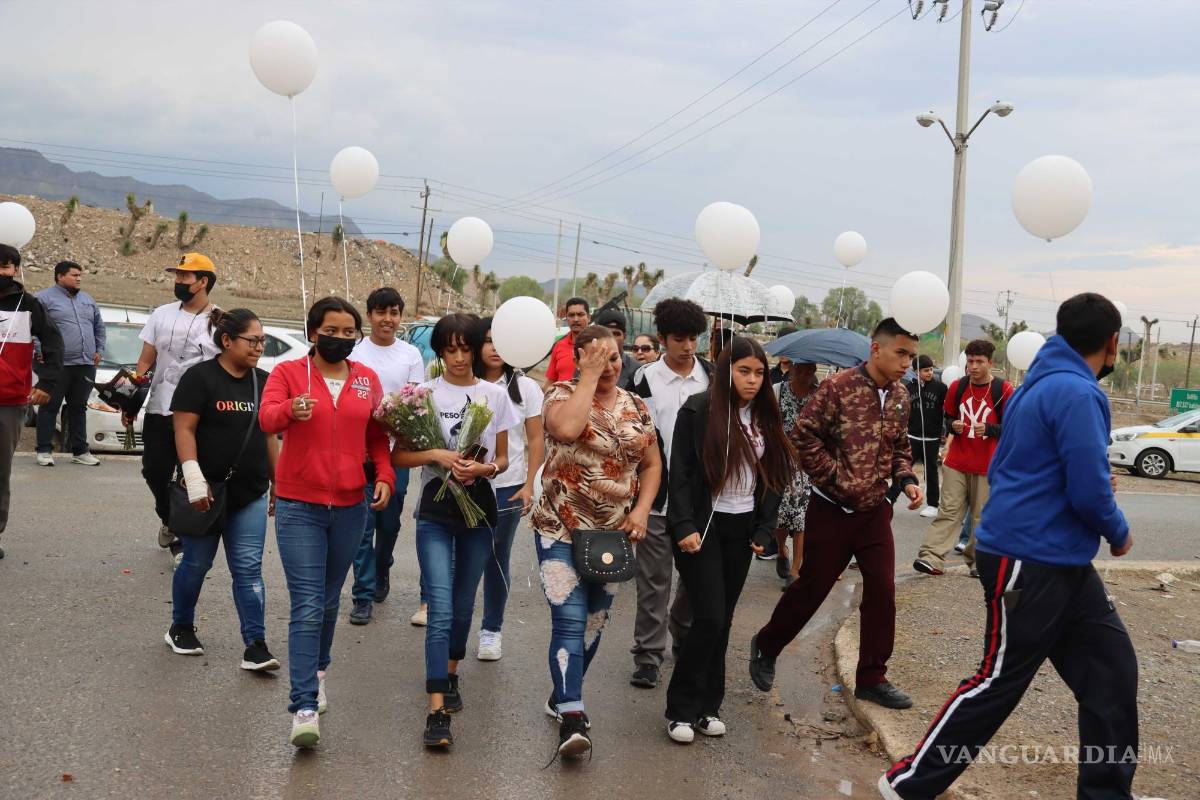 $!Tras salir de las capillas, los familiares la trasladaron en la carroza a las instalaciones eclesiásticas, donde se encontraban los compañeros de la estudiante.