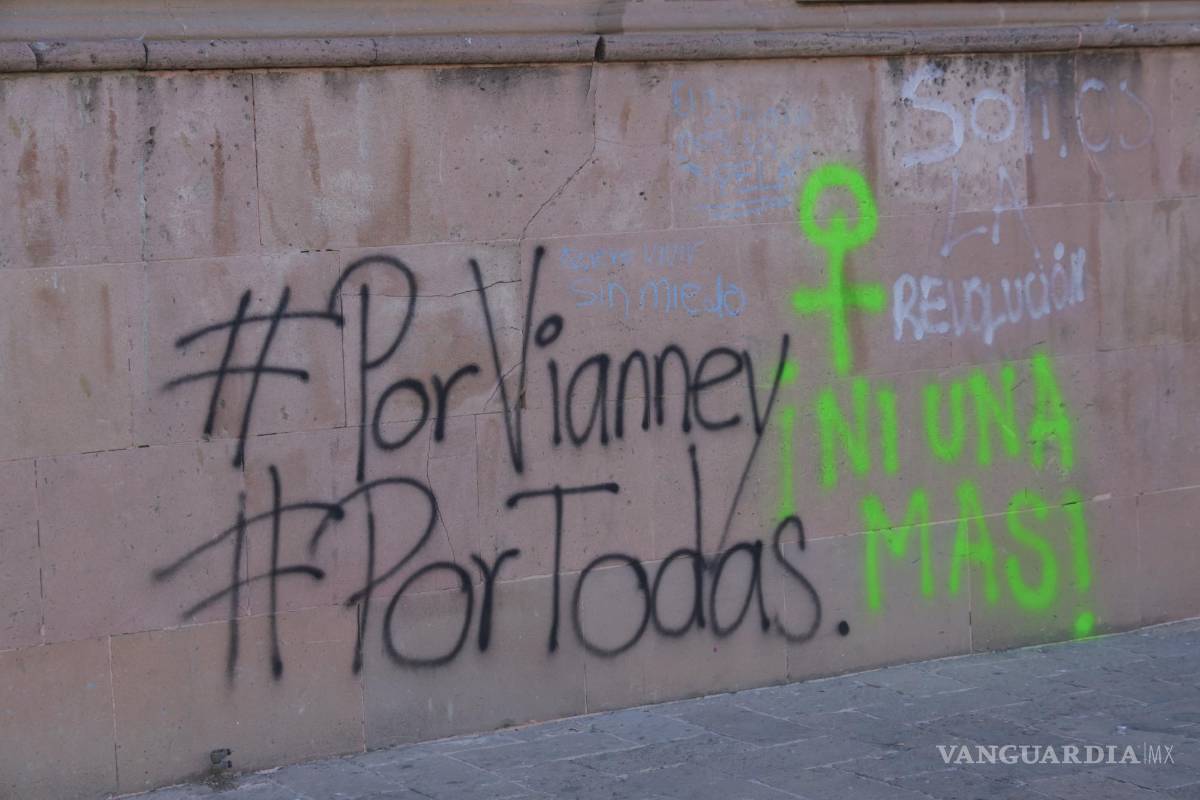$!Luego de la manifestación feminista por el Día internacional de la Mujer, los muros del Palacio de Gobierno y la Fuente de las Tres Culturas fueron marcadas con pintas y pega de carteles en protesta por la violencia a las Mujeres. Al lugar, en menos de 24 horas, acudieron cuadrillas del Gobierno Municipal para realizar acciones de limpieza en el área.