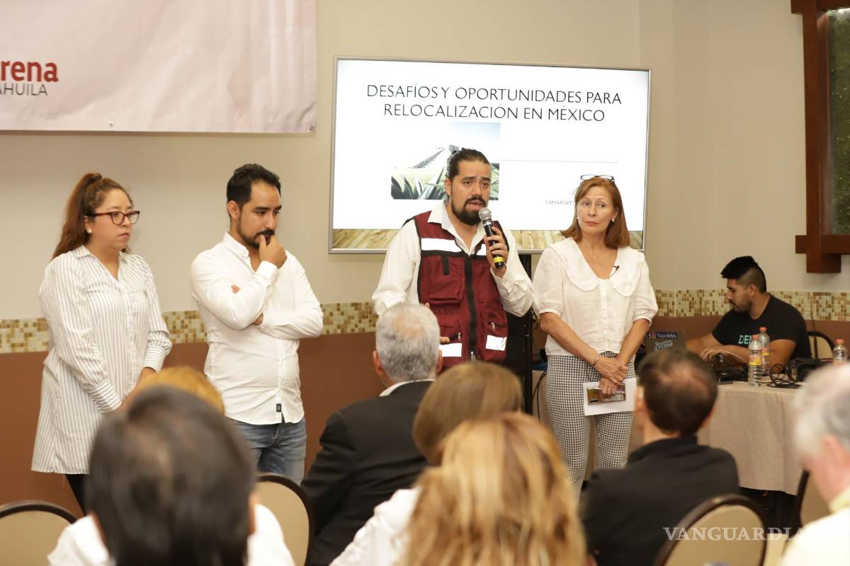 $!Los liderazgos de Morena en la localidad acompañaron a Clouthier en su conferencia.