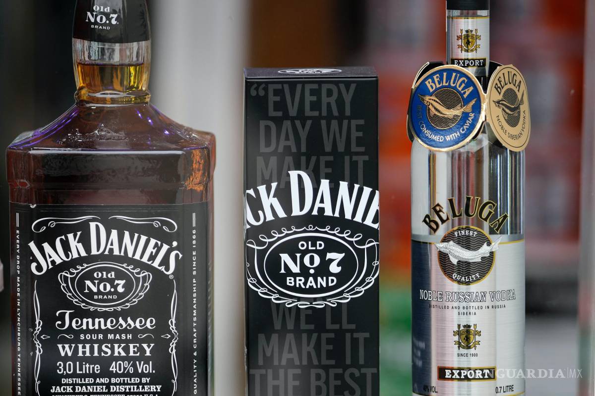 $!Botellas de whiskey de la marca Jack Daniels en una tienda junto a una botella del vodka ruso Beluga en Düsseldorf, Alemania.