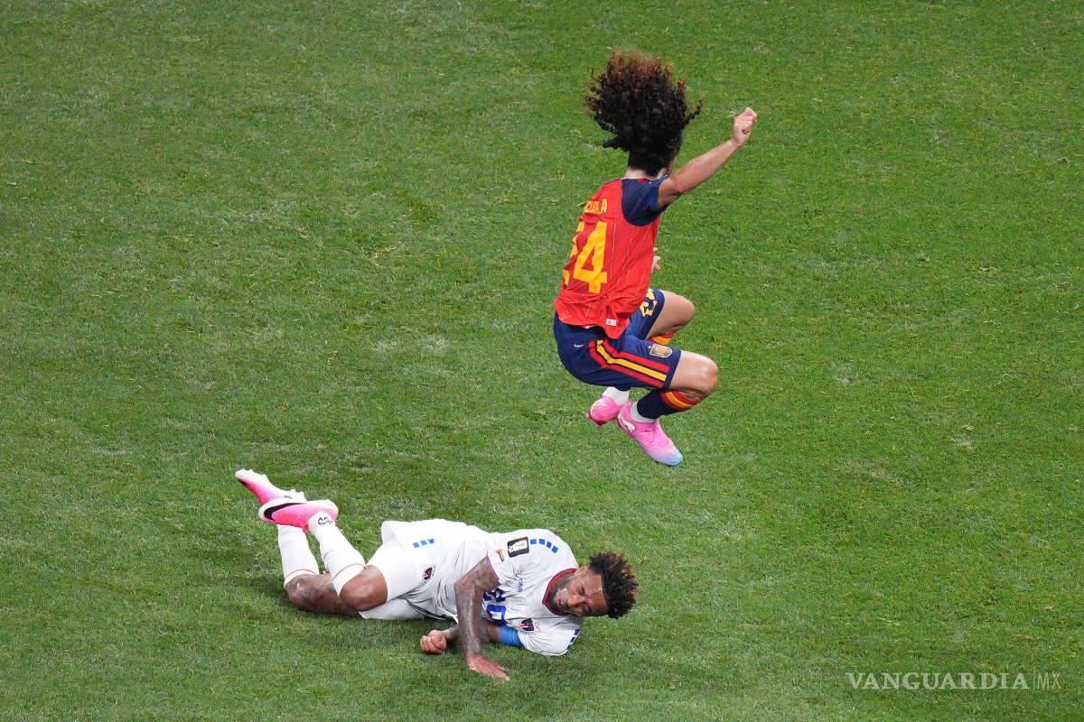 $!El español Marc Cucurella salta sobre Ryan Mendes de Cabo Verde durante el encuentro en Atlanta.