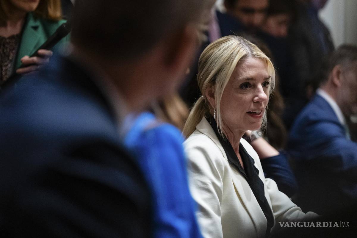 $!La fiscal general Pam Bondi en una reunión del Gabinete. El Departamento de Justicia solicitó hacer públicos los testimonios en el proceso Epstein.