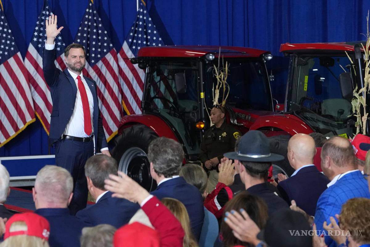 $!El vicepresidente JD Vance saluda a los asistentes tras intervenir en un mitin de campaña en el D&amp;N Event Center, en North Platte, Nebraska.
