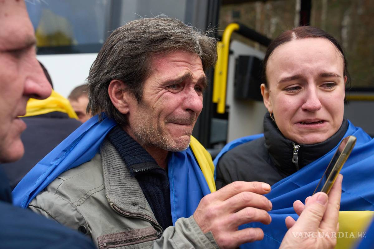 $!Residentes de Oleshky reaccionan tras ser evacuados de su localidad al cruzar la frontera entre Bielorrusia y Ucrania, en la región de Cherníhiv, Ucrania.