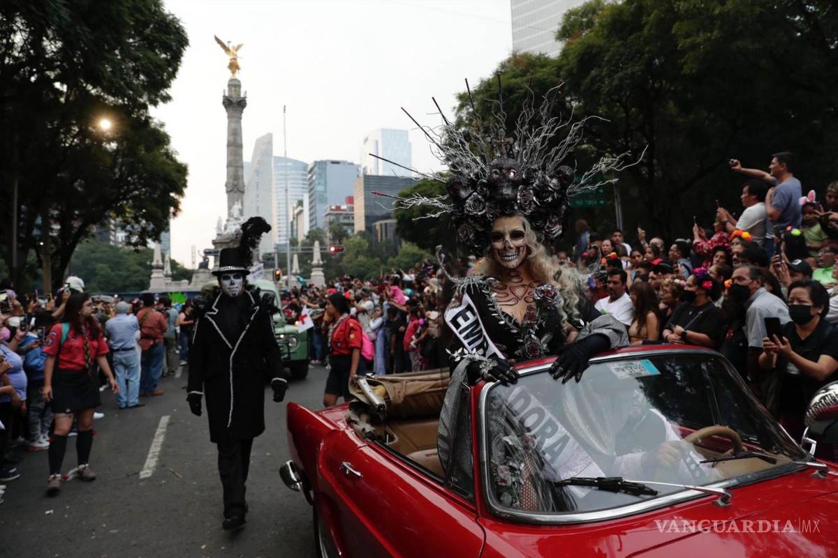 $!Inicia la procesión de catrinas del Ángel de la Independencia al Zócalo capitalino.
