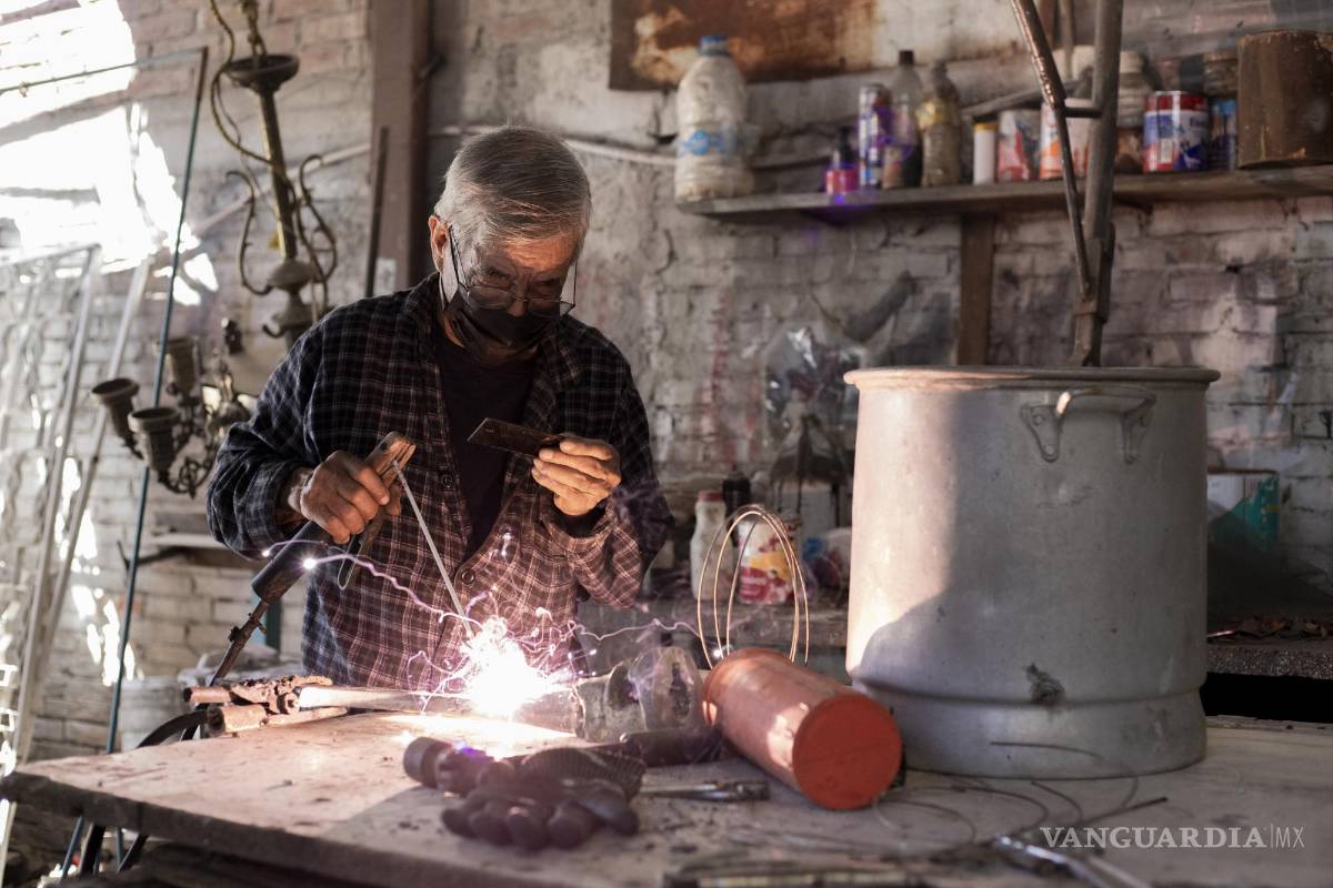 “Tengo la suficiente capacidad para desempeñarme”, el soldador de 77 años que sigue fiel a su labor en Saltillo