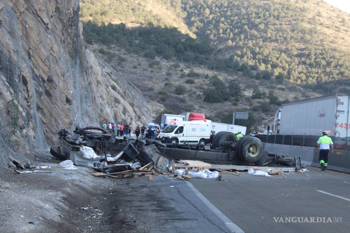 Tragedia en la carretera 57: Trailero pierde la vida en aparatoso accidente