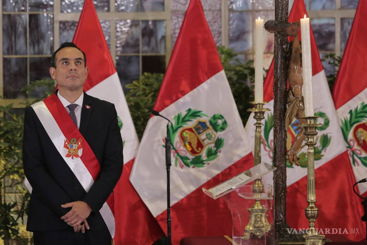 $!El presidente de Perú, José Jeri, asiste a la ceremonia de juramentación de su nuevo gabinete en el Palacio de Gobierno en Lima.