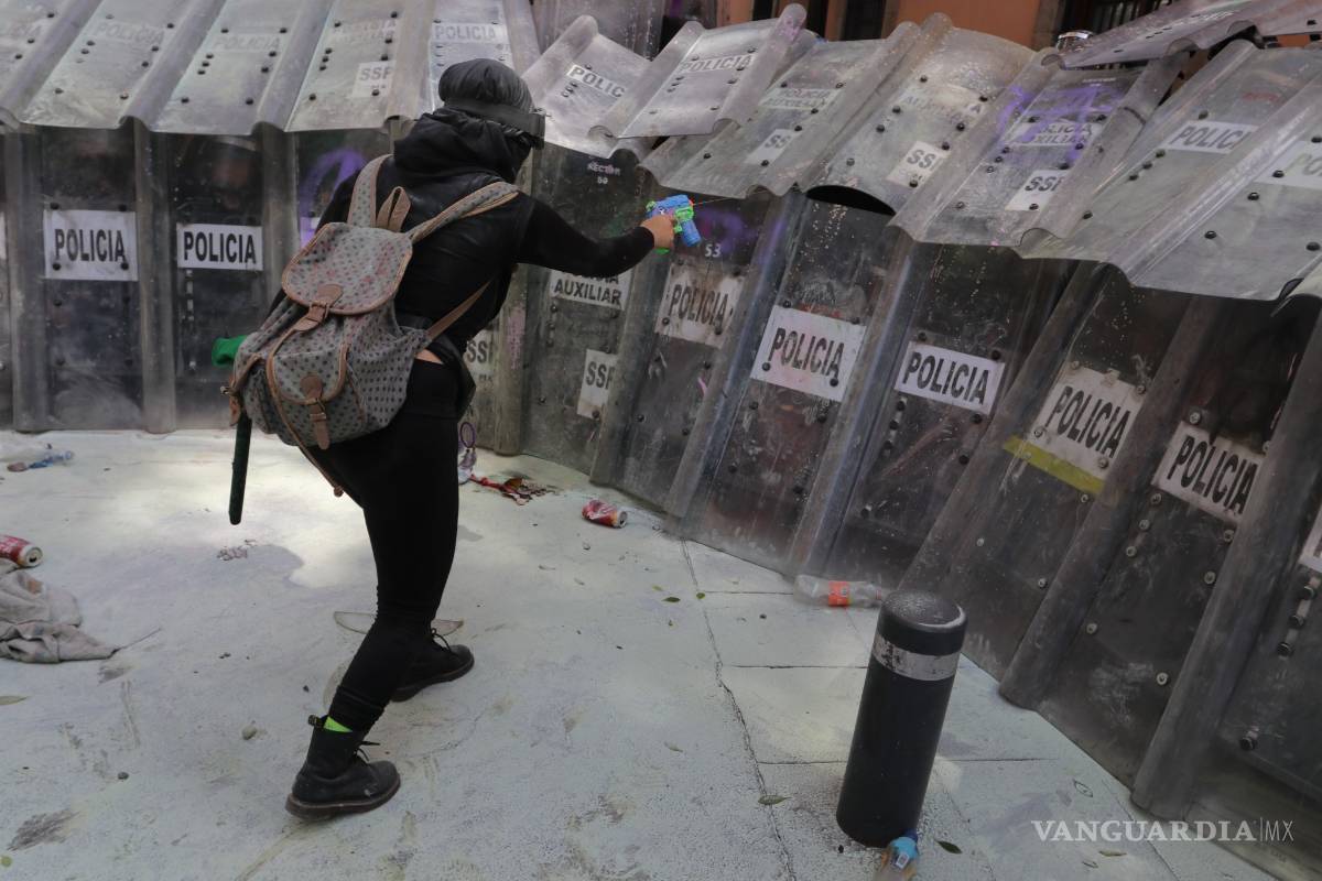 Policías ‘encapsulan’ la protesta de feministas