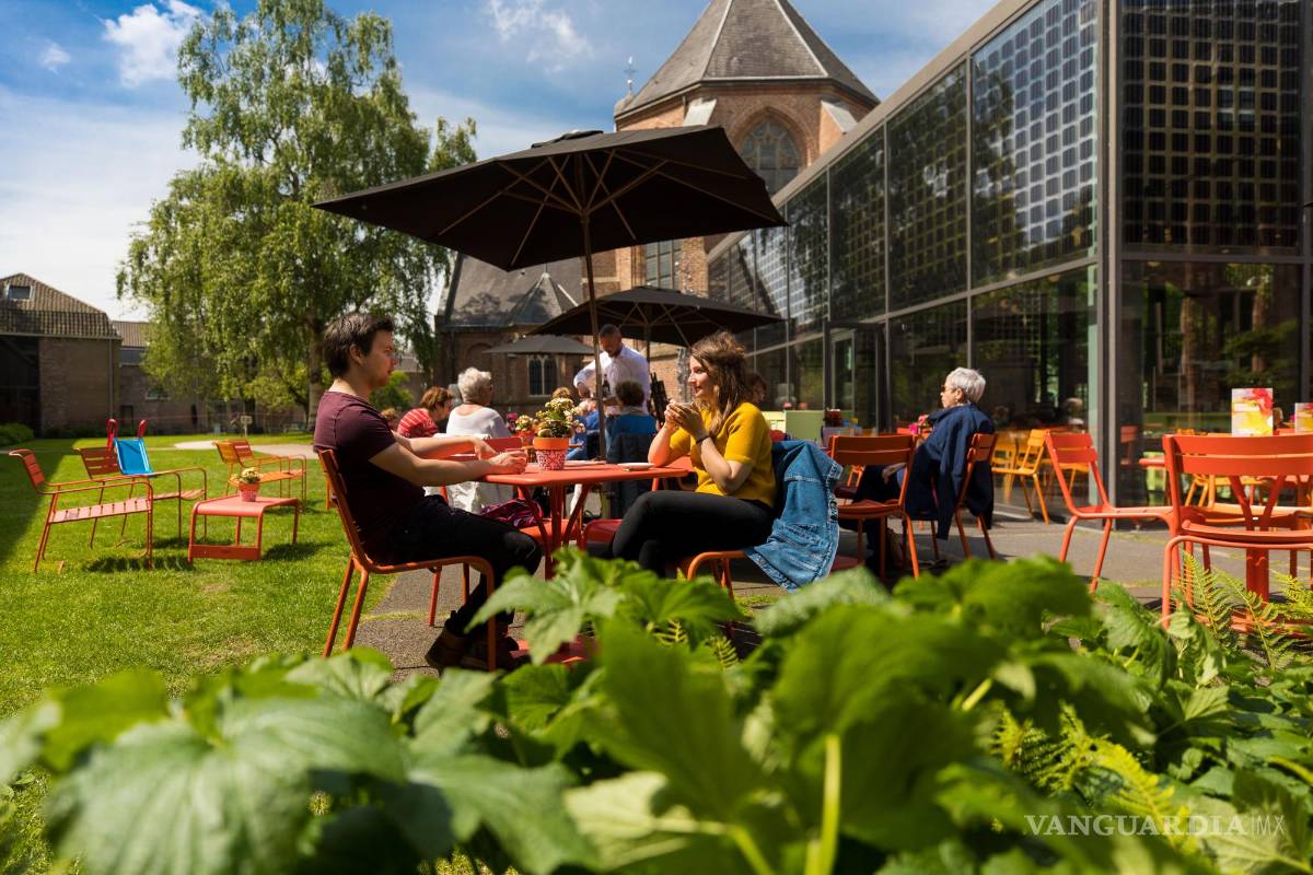 $!Personas en terraza del Central Museum, en Utrecht. Foto de Juri Hiensch, facilitada por Itinera PR.