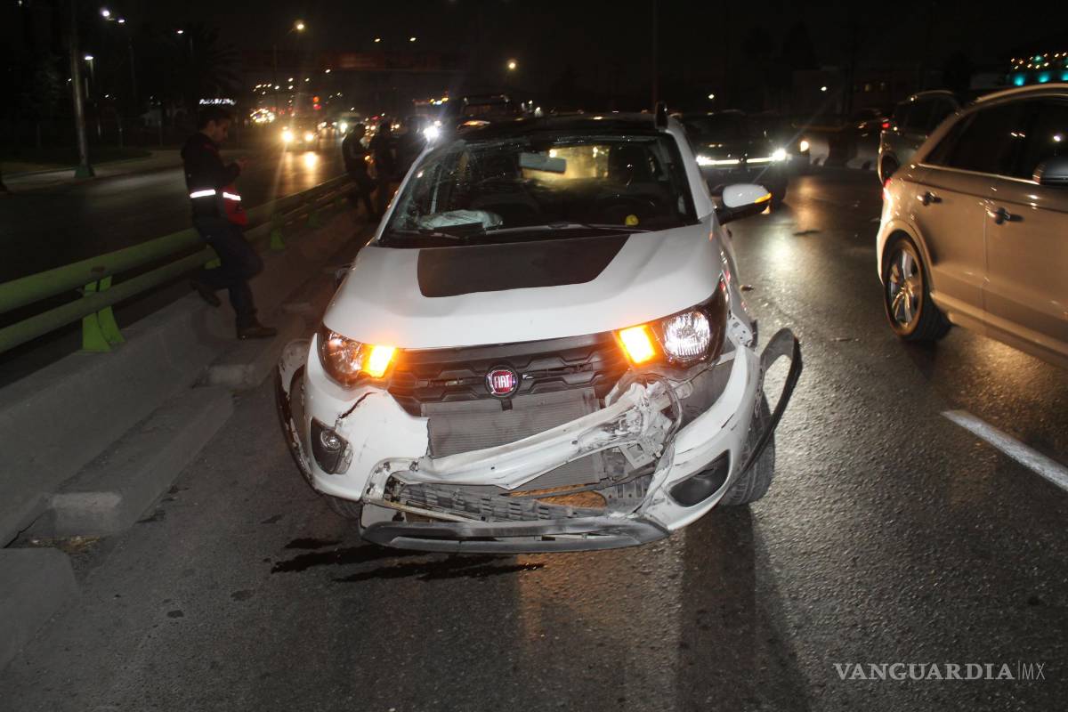 Choca y vuelca en el Periférico de Saltillo